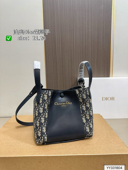 DR530 Small Signature Bucket Bag / 8.5x7.5x4.5inches