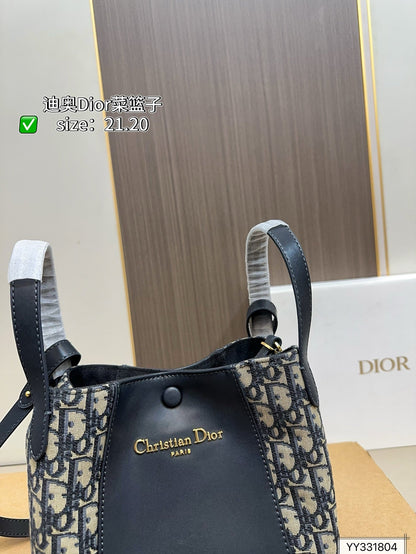DR530 Small Signature Bucket Bag / 8.5x7.5x4.5inches