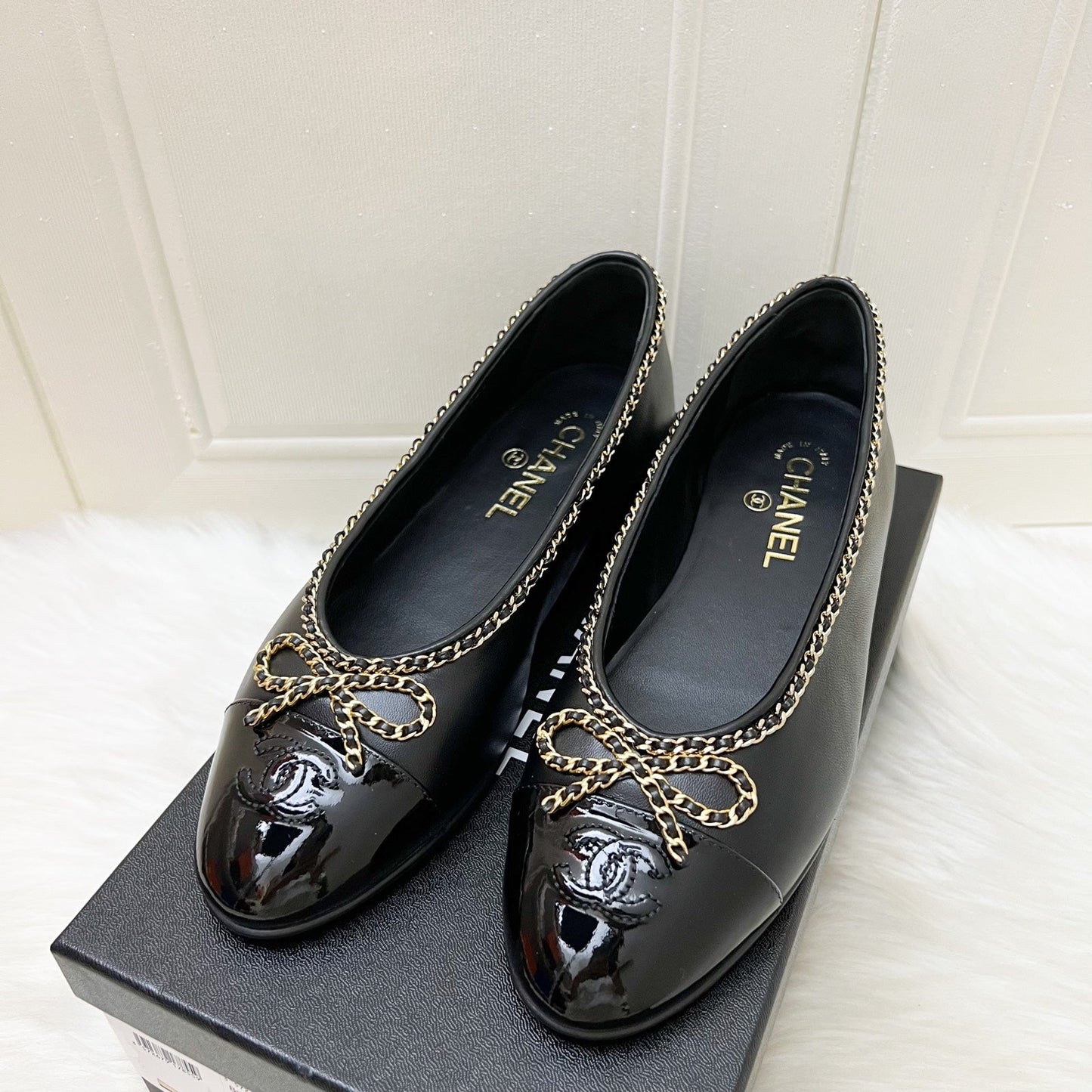 Chanel 25B Classic Ballerina Pumps with Gold Tone Chain Details in Black Lambskin and Black Patent Calfskin Sz 39 (Model: G46663)