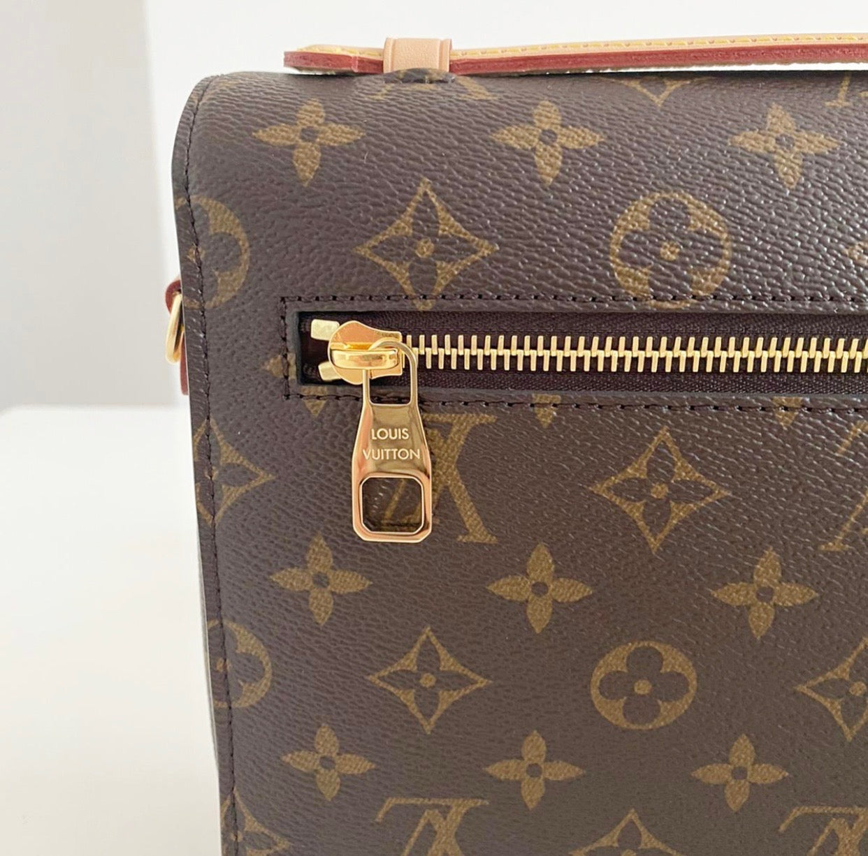 Louis Vuitton Pochette Metis Classic Monogram