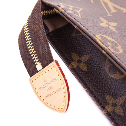Louis-Vuitton Monogramme Toiletry Pouch 26