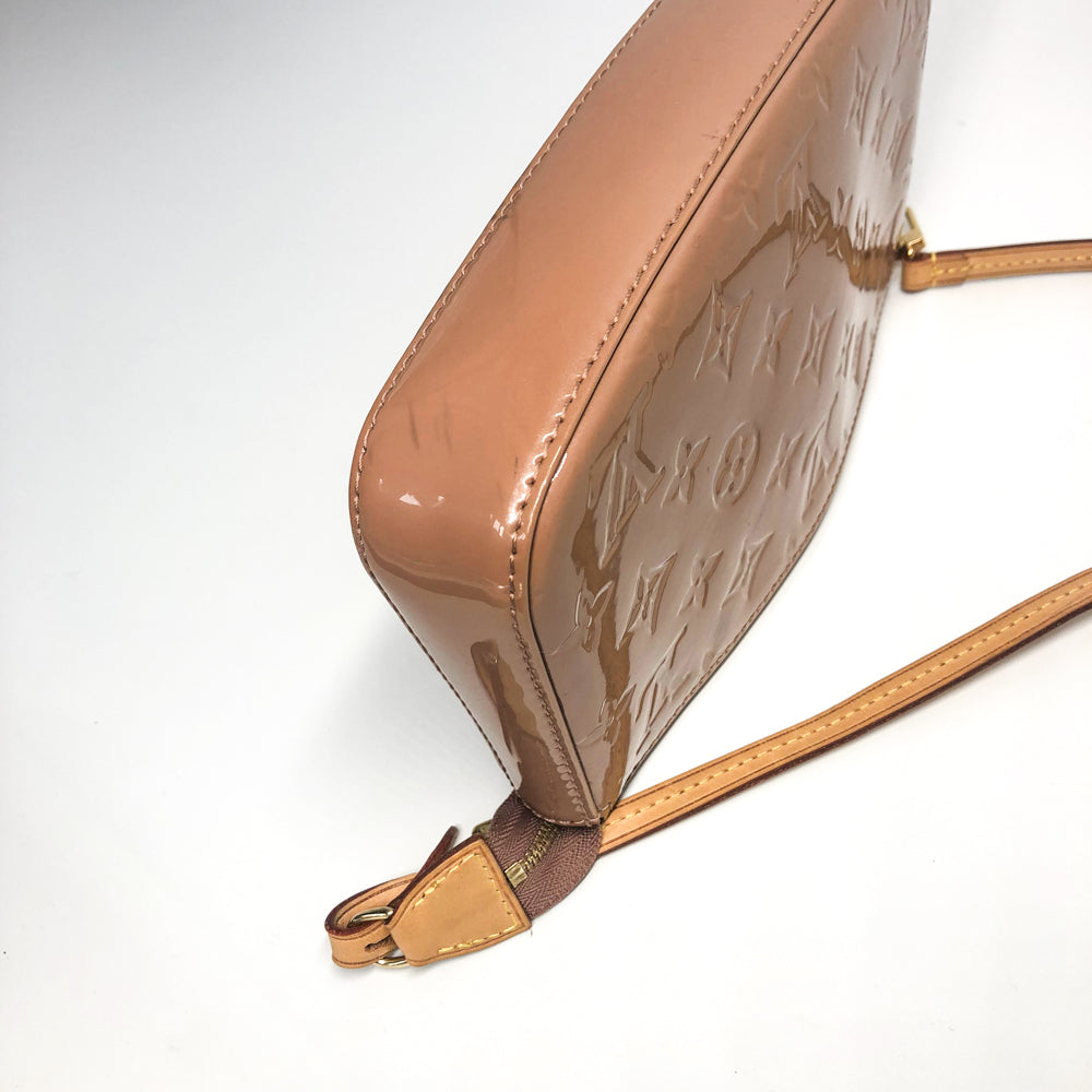Louis-Vuitton Vernis Pochette Accessoires in Nude