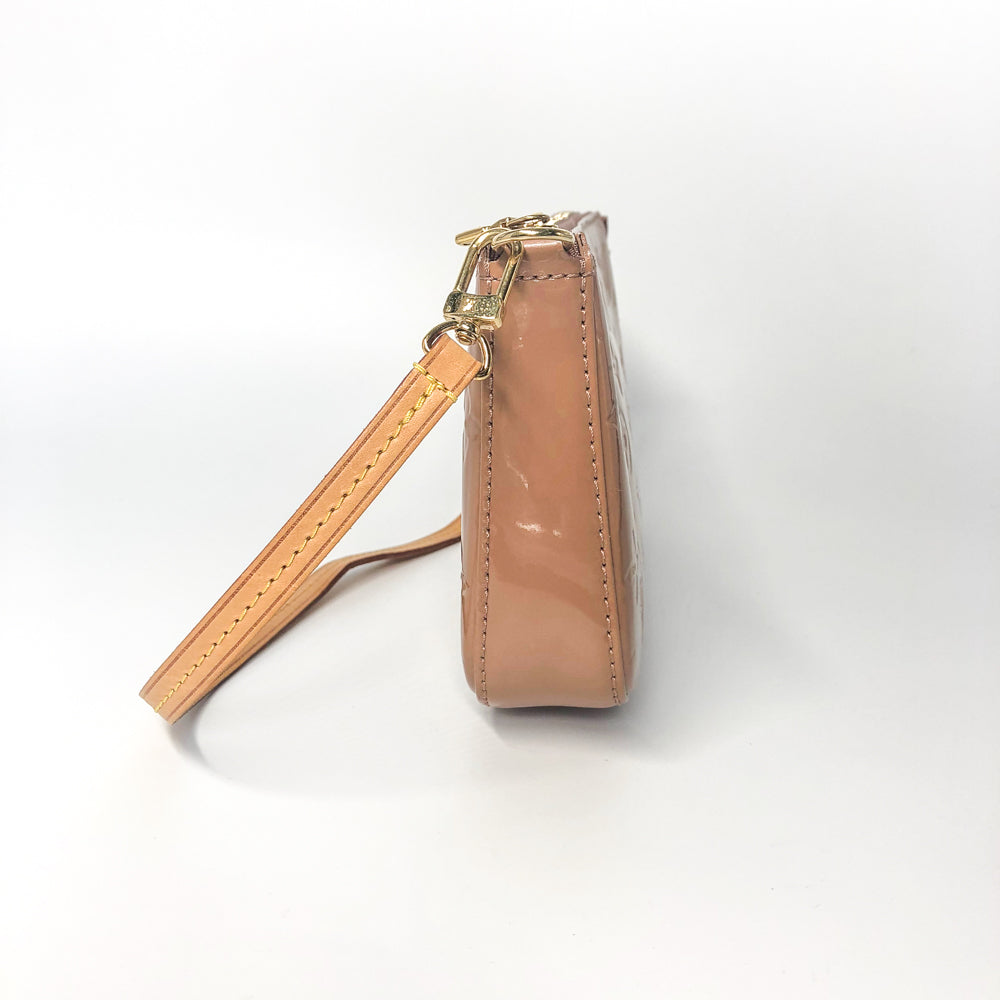 Louis-Vuitton Vernis Pochette Accessoires in Nude