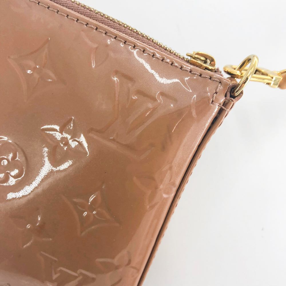 Louis-Vuitton Vernis Pochette Accessoires in Nude