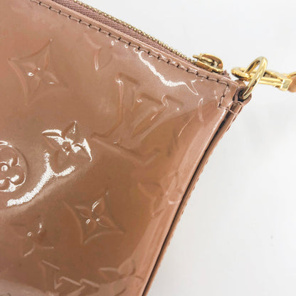 Louis-Vuitton Vernis Pochette Accessoires in Nude