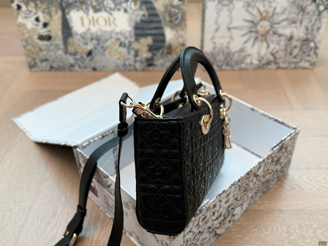 DR540 Medium Lady D-Joy Bag / 8.5 x 4.5 x 2.5 inches