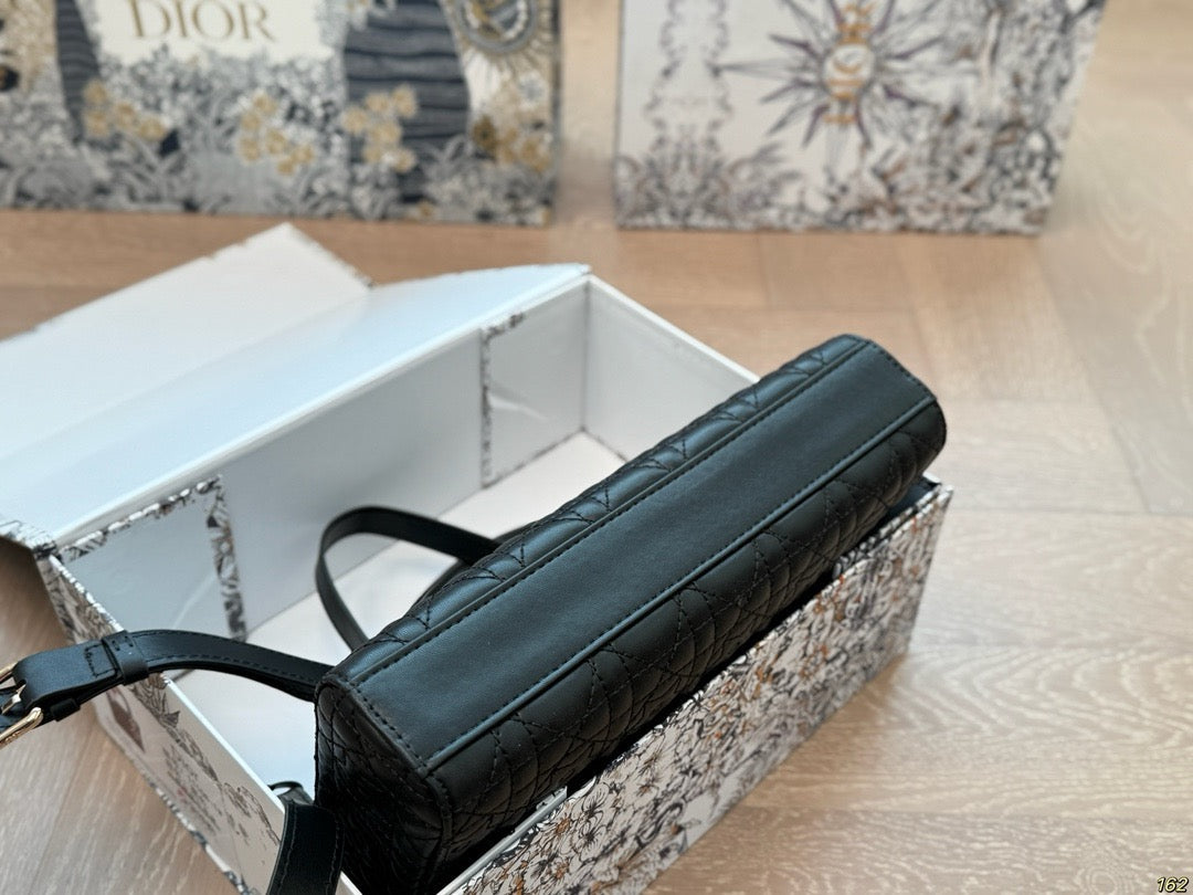 DR540 Medium Lady D-Joy Bag / 8.5 x 4.5 x 2.5 inches