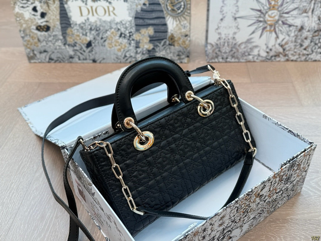 DR540 Medium Lady D-Joy Bag / 8.5 x 4.5 x 2.5 inches