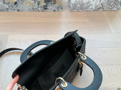 DR540 Medium Lady D-Joy Bag / 8.5 x 4.5 x 2.5 inches