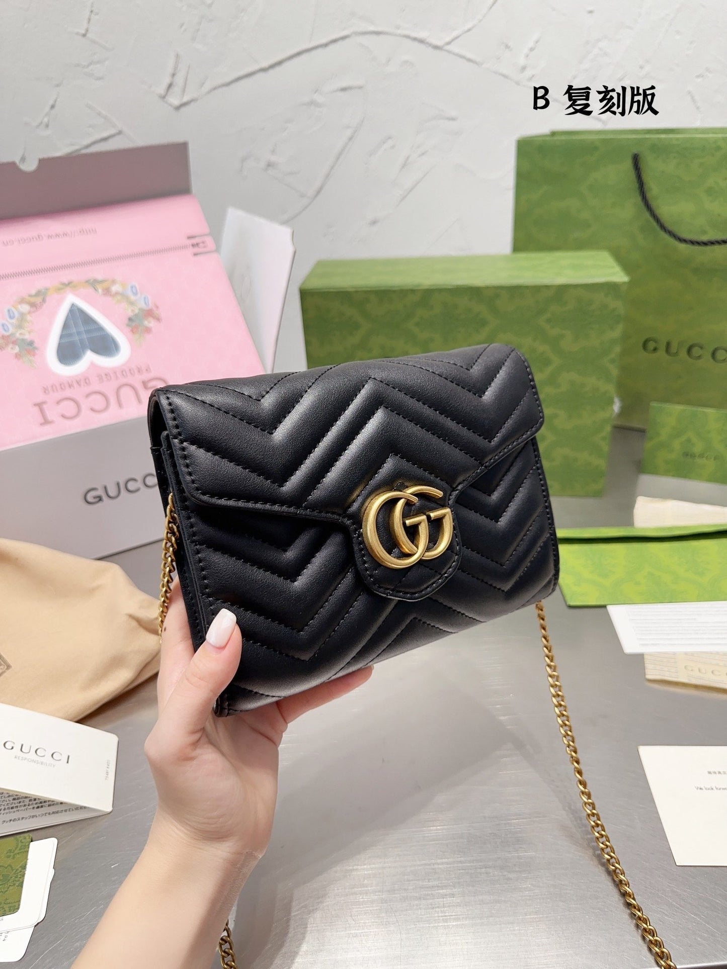 GC558 GG Marmont Chain Wallet / 8"W x 5"H x 1.5"D