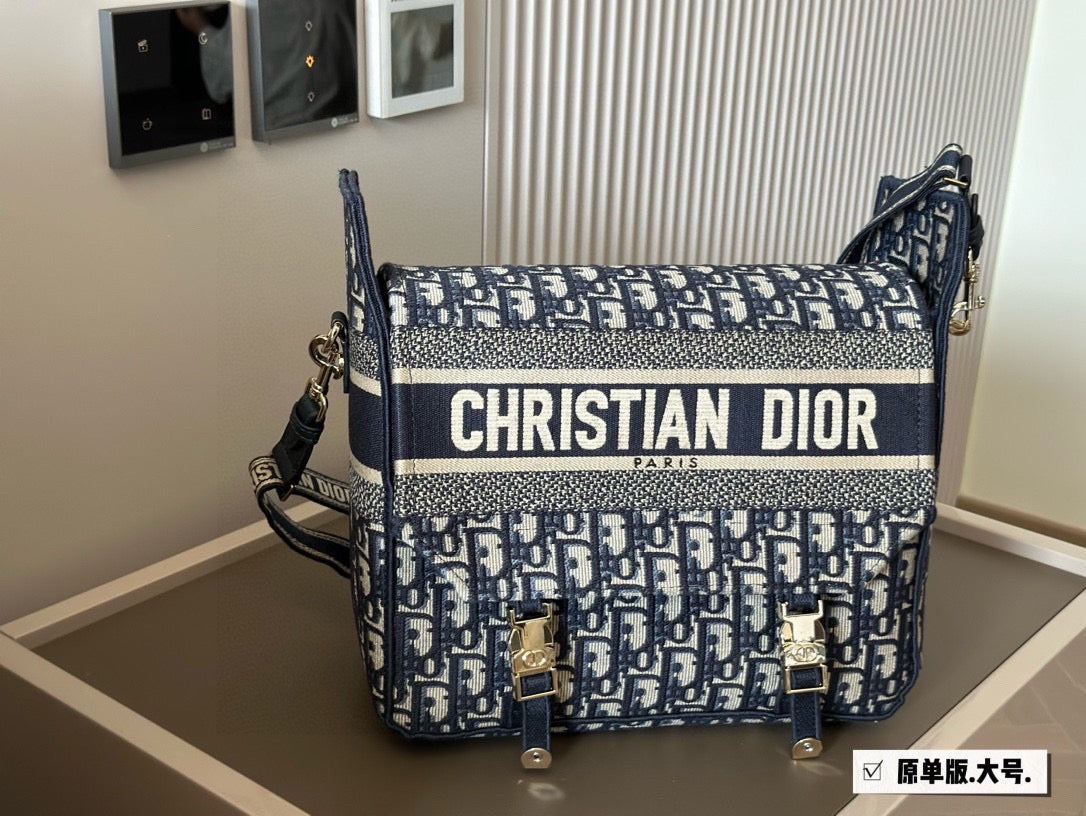 DR521 Small/Medium Diorcamp Bag