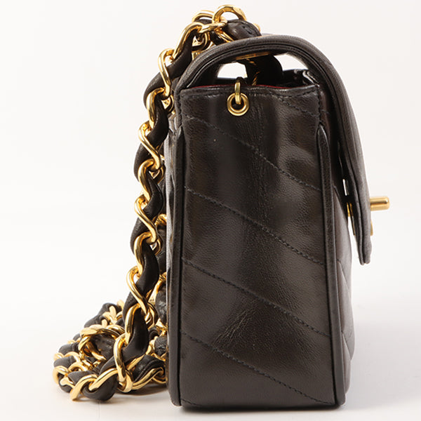 Chanel Around 1995 Made Chevron Stitch V Flap Turn-Lock Chain Bag Black