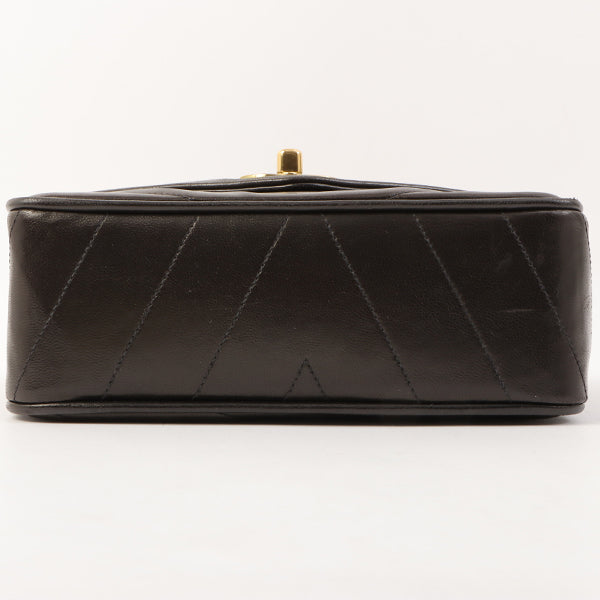 Chanel Around 1995 Made Chevron Stitch V Flap Turn-Lock Chain Bag Black