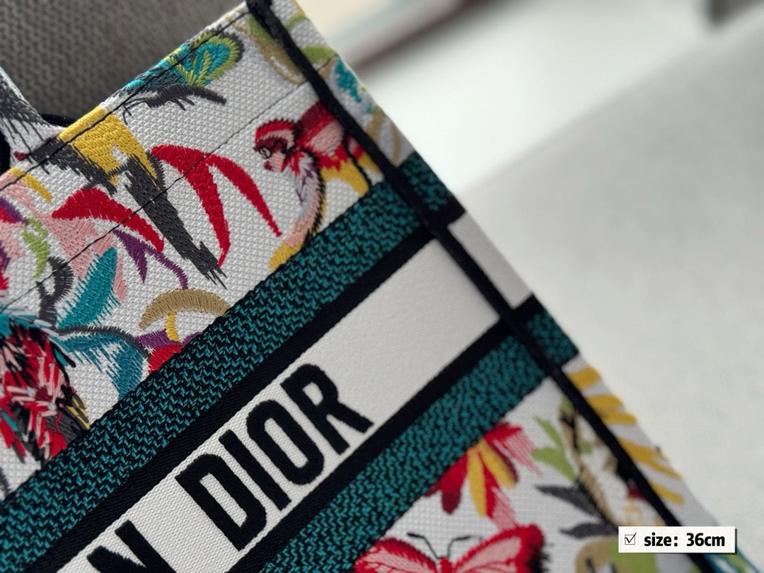 DR364 Medium/Large Dior Book Tote