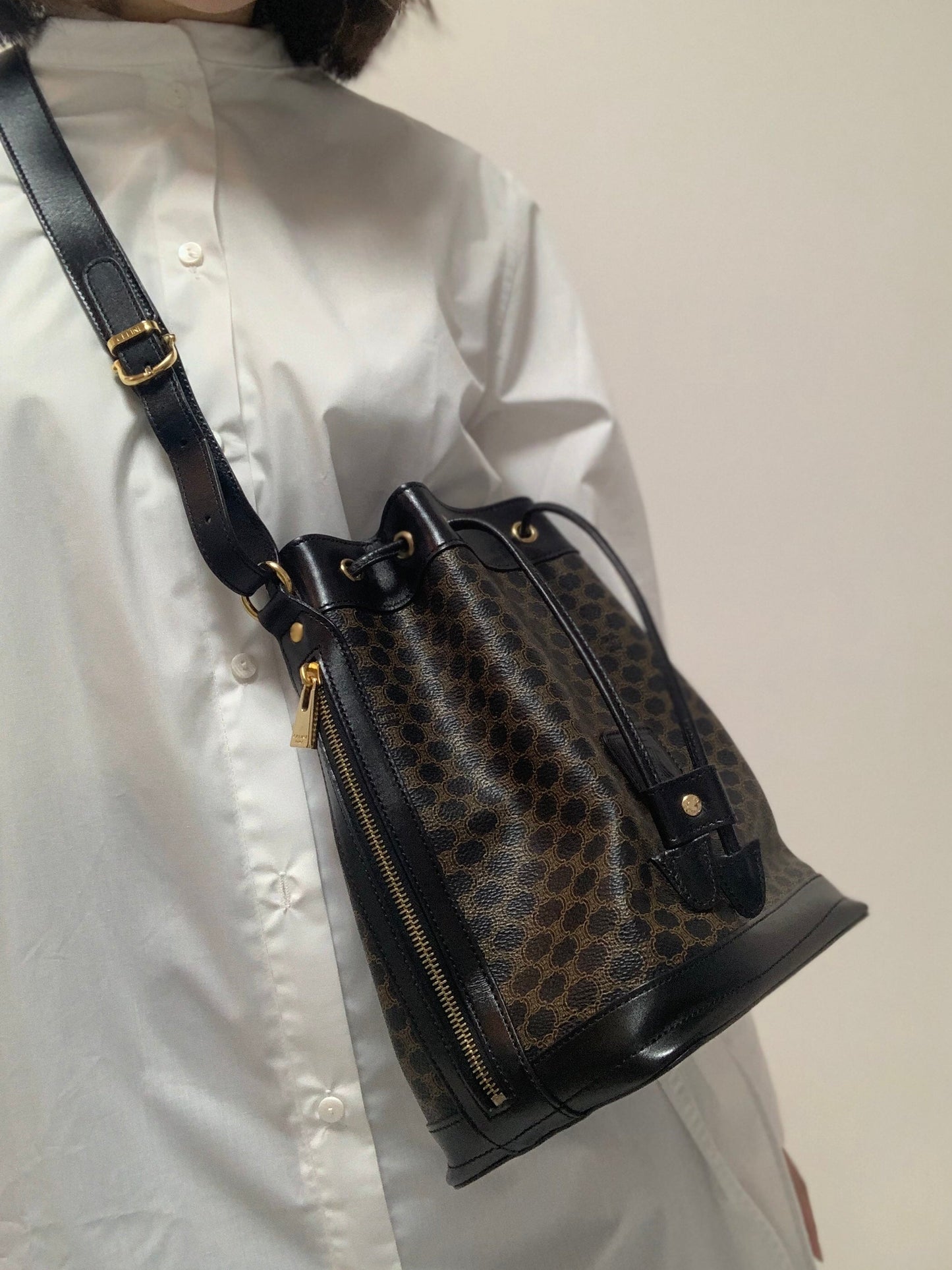 CELINE  Side zipper Drawstring Shoulder bag Black Vintage Old Celine u5gukm