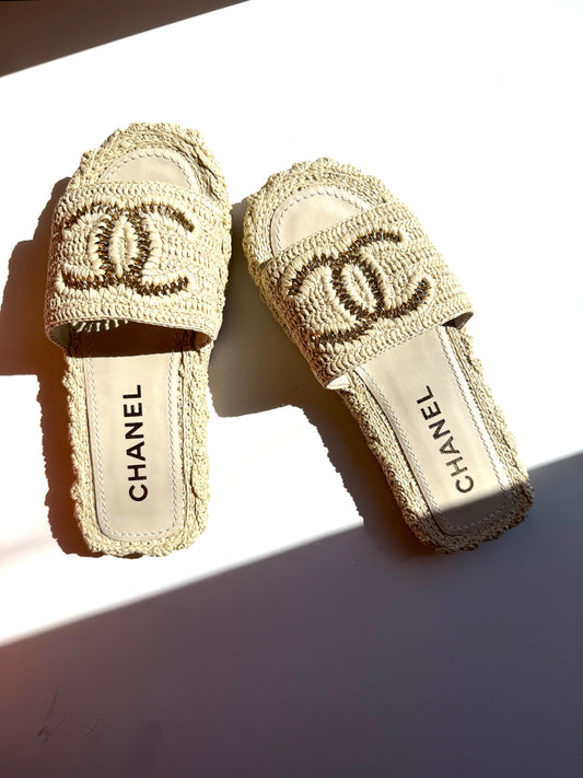 New CHANEL Raffia CC Logo Neutral Slip on Espadrille Slide Sandals 38 7.5
