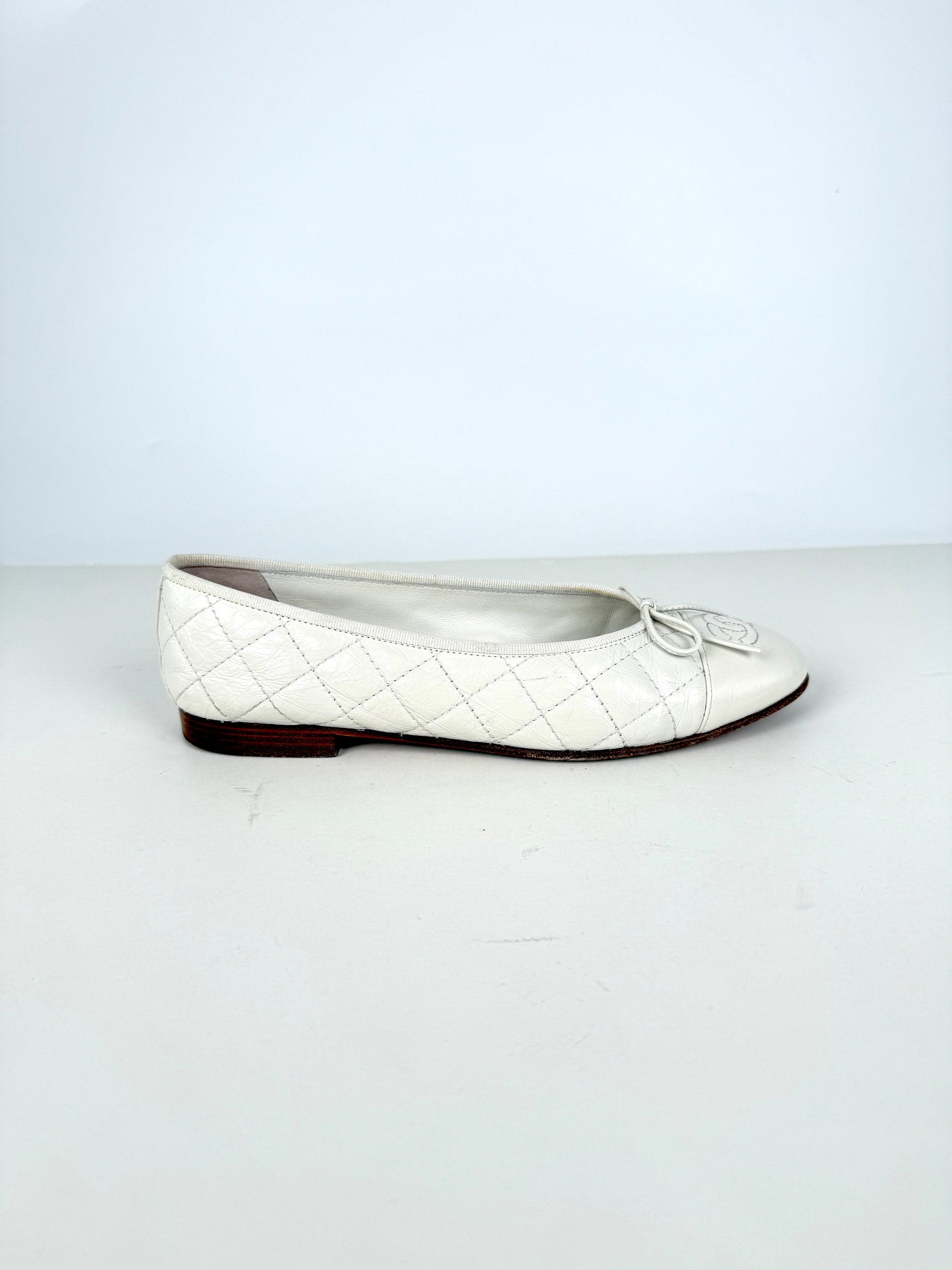 CHANEL White Cap Toe Quilted Leather Classic Flats 38, 7.5