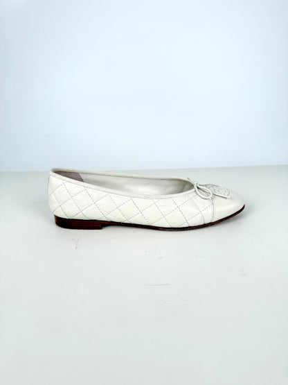 CHANEL White Cap Toe Quilted Leather Classic Flats 38, 7.5