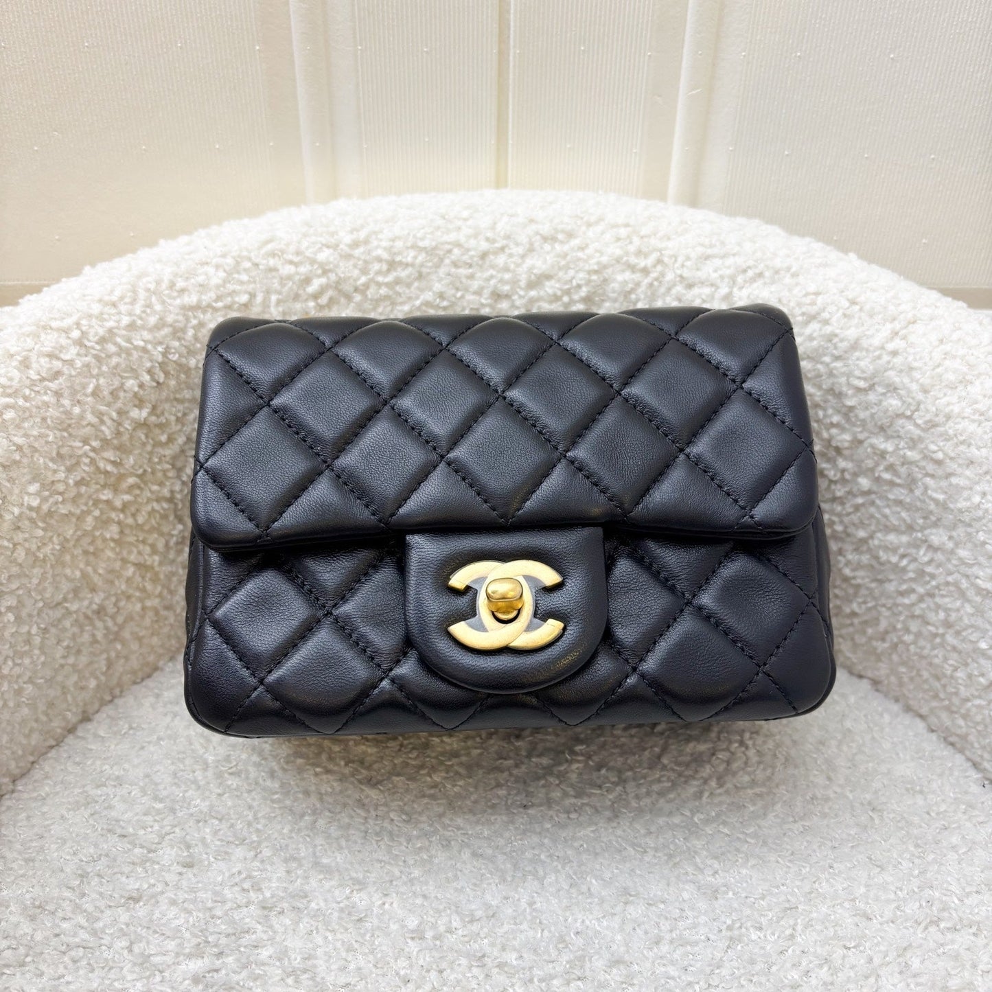 Chanel 22C Pearl Crush Square Mini Flap in Black Lambskin and AGHW (Model: AS1786)