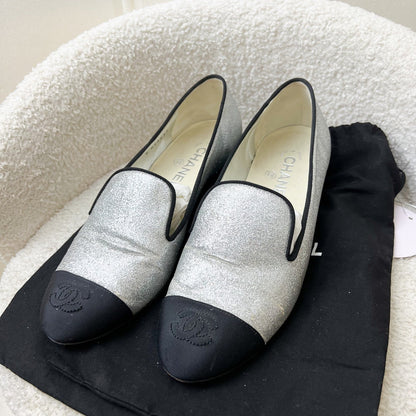 Chanel Heels in Silver Glitter Leather / Black Gosgrain Size 38