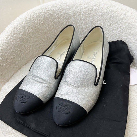 Chanel Heels in Silver Glitter Leather / Black Gosgrain Size 38