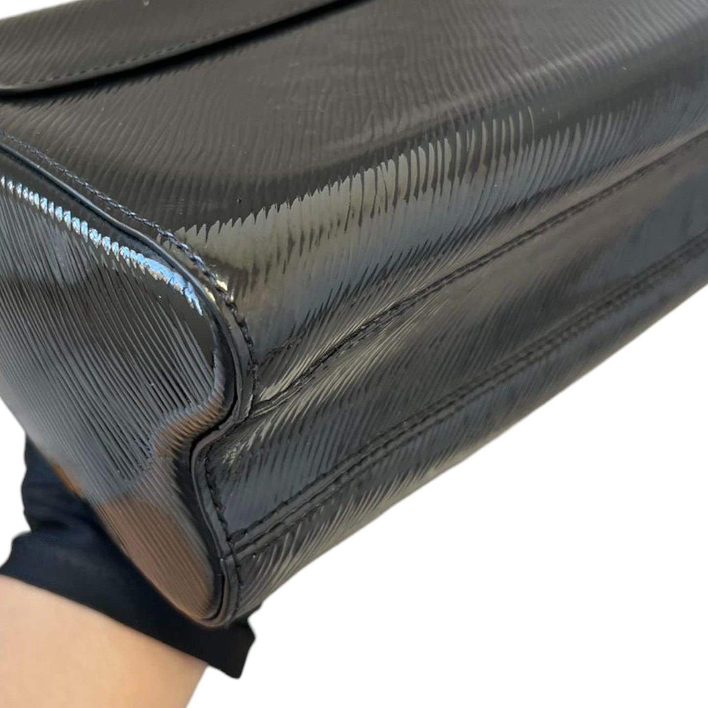 Louis-Vuitton Twist MM Shoulder Epi Black SHW