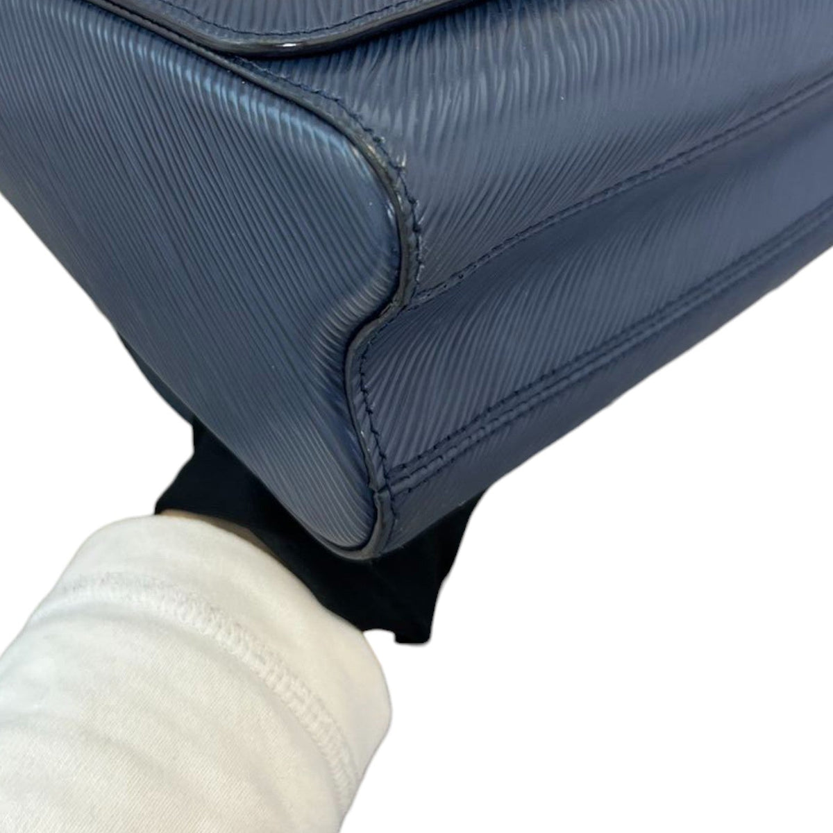 Louis-Vuitton Twist MM Shoulder Epi Navy GHW