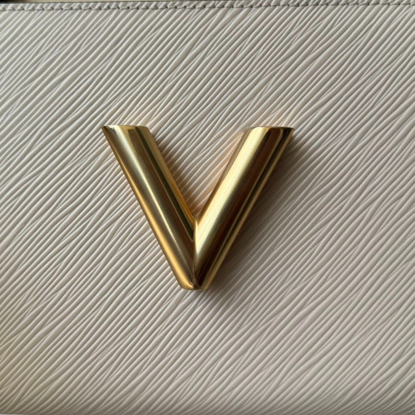 Louis-Vuitton Twist MM Flower Chain Shoulder Quartz White GHW