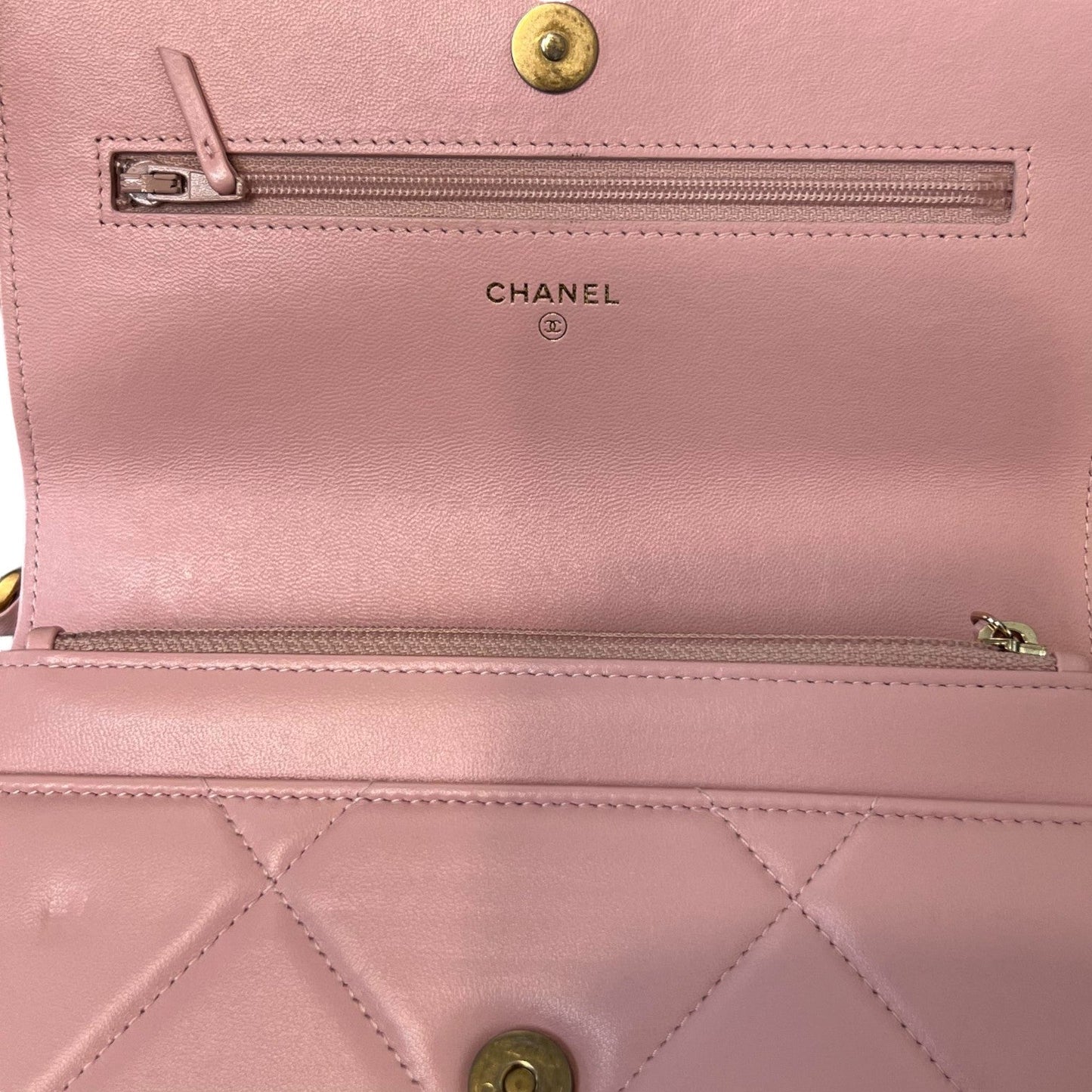 19 Wallet On Chain WOC Lambskin Light Pink MHW