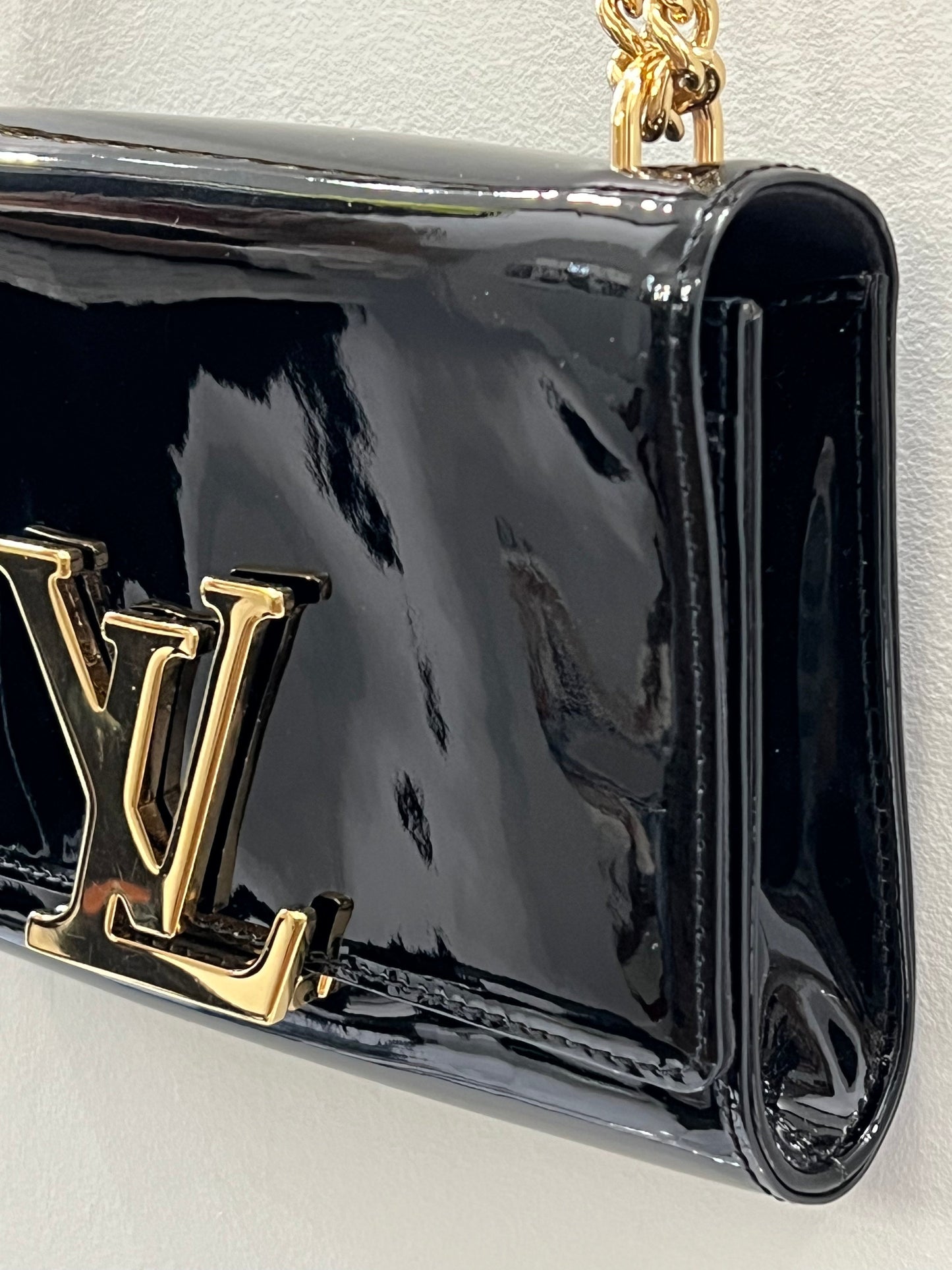 LOUIS VUITTON PATENT LOUISE CHAIN BAG MM