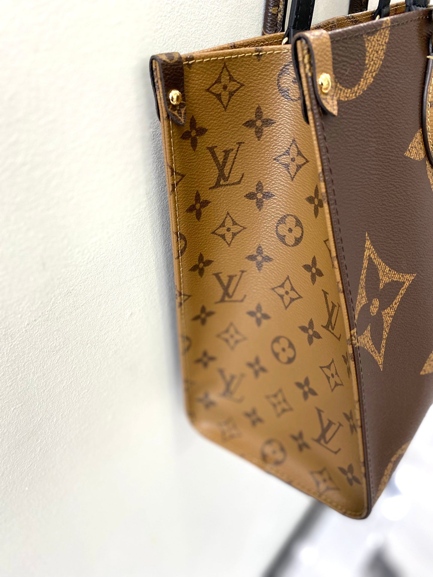 LOUIS VUITTON REVERSE MONOGRAM GIANT ON THE GO TOTE