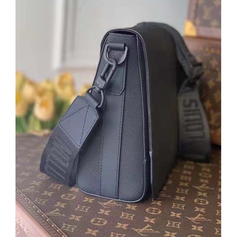 Louis Vuitton LV Aerogram Messenger Black Grained Calf Cowhide Leather Textile Lining