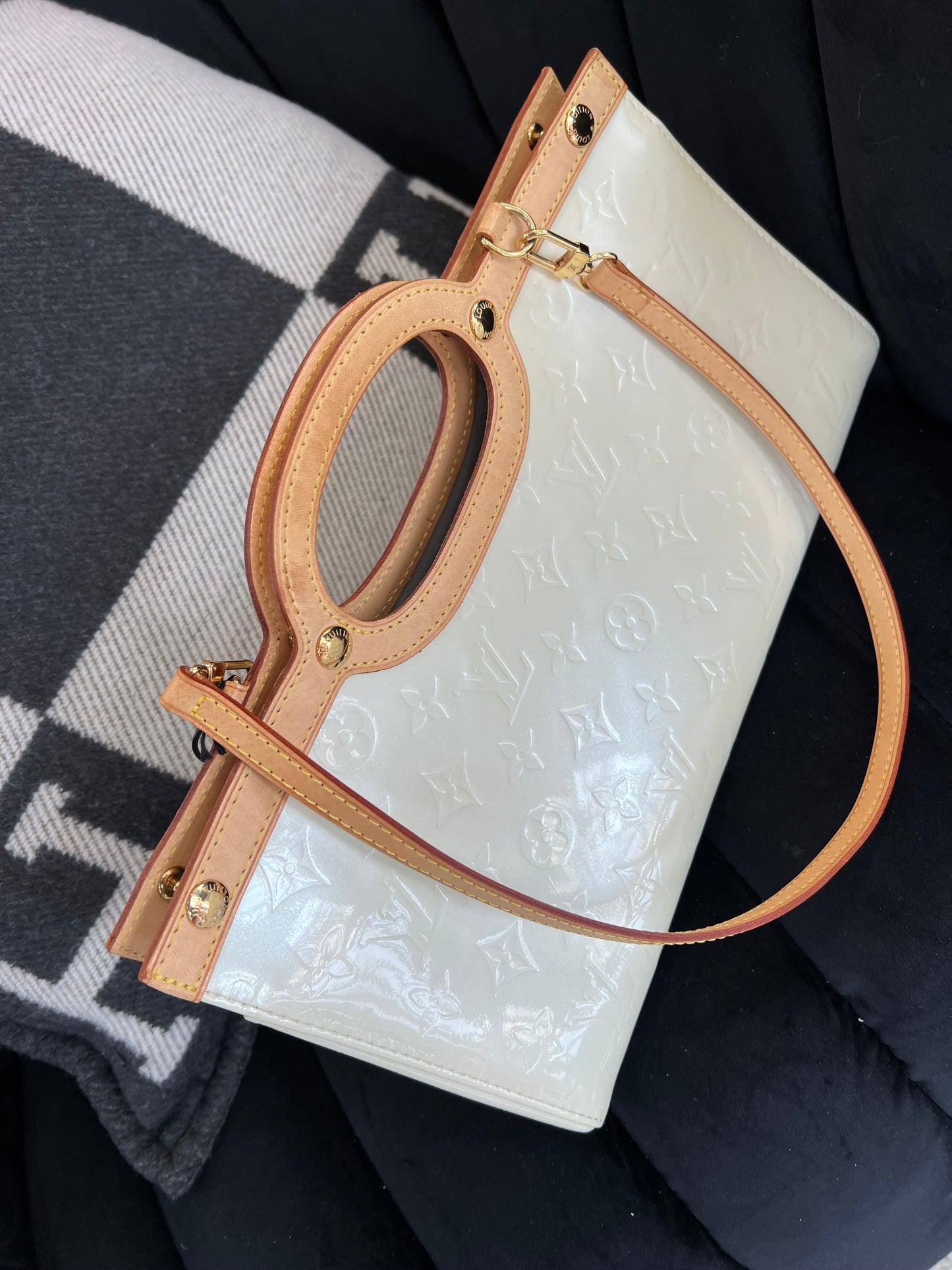 LOUIS VUITTON ROXBURY DRIVE VERNIS MONOGRAM PERLE BAG