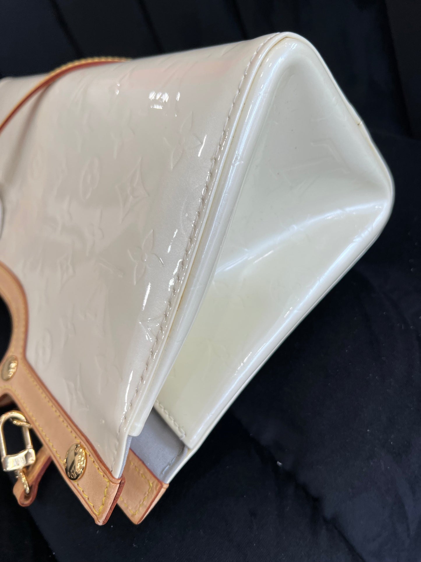 LOUIS VUITTON ROXBURY DRIVE VERNIS MONOGRAM PERLE BAG