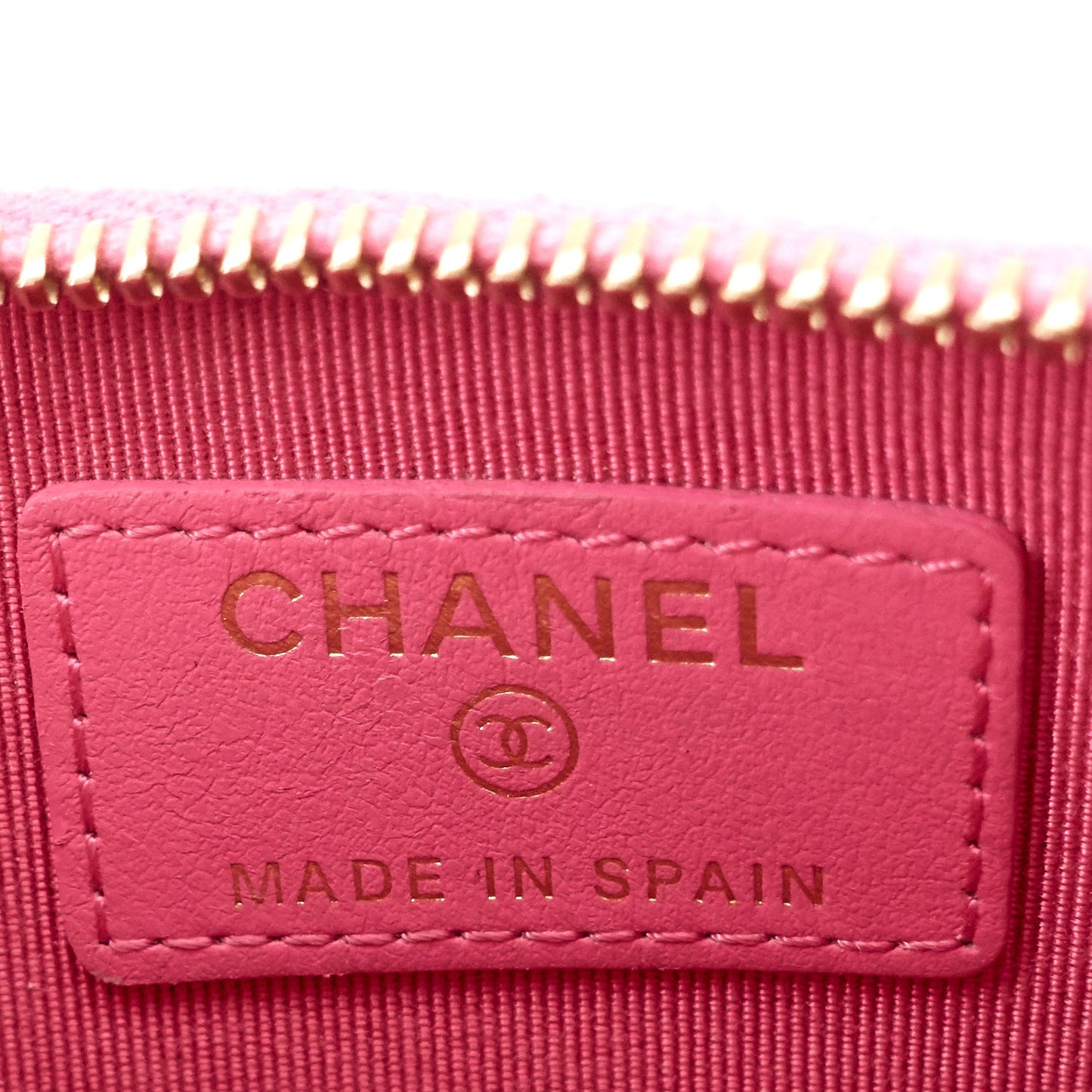 Classic Zip Caviar Leather Cardholder