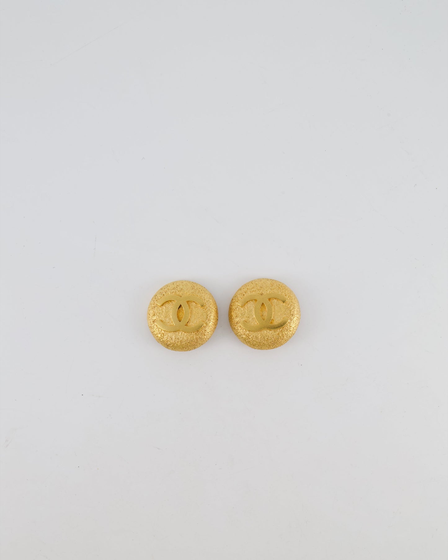 Chanel 95A Vintage Gold Grained Round Clip-On Earrings with Gold CC Logo
