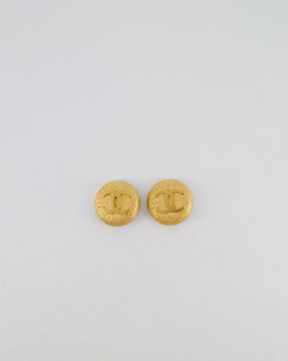Chanel 95A Vintage Gold Grained Round Clip-On Earrings with Gold CC Logo