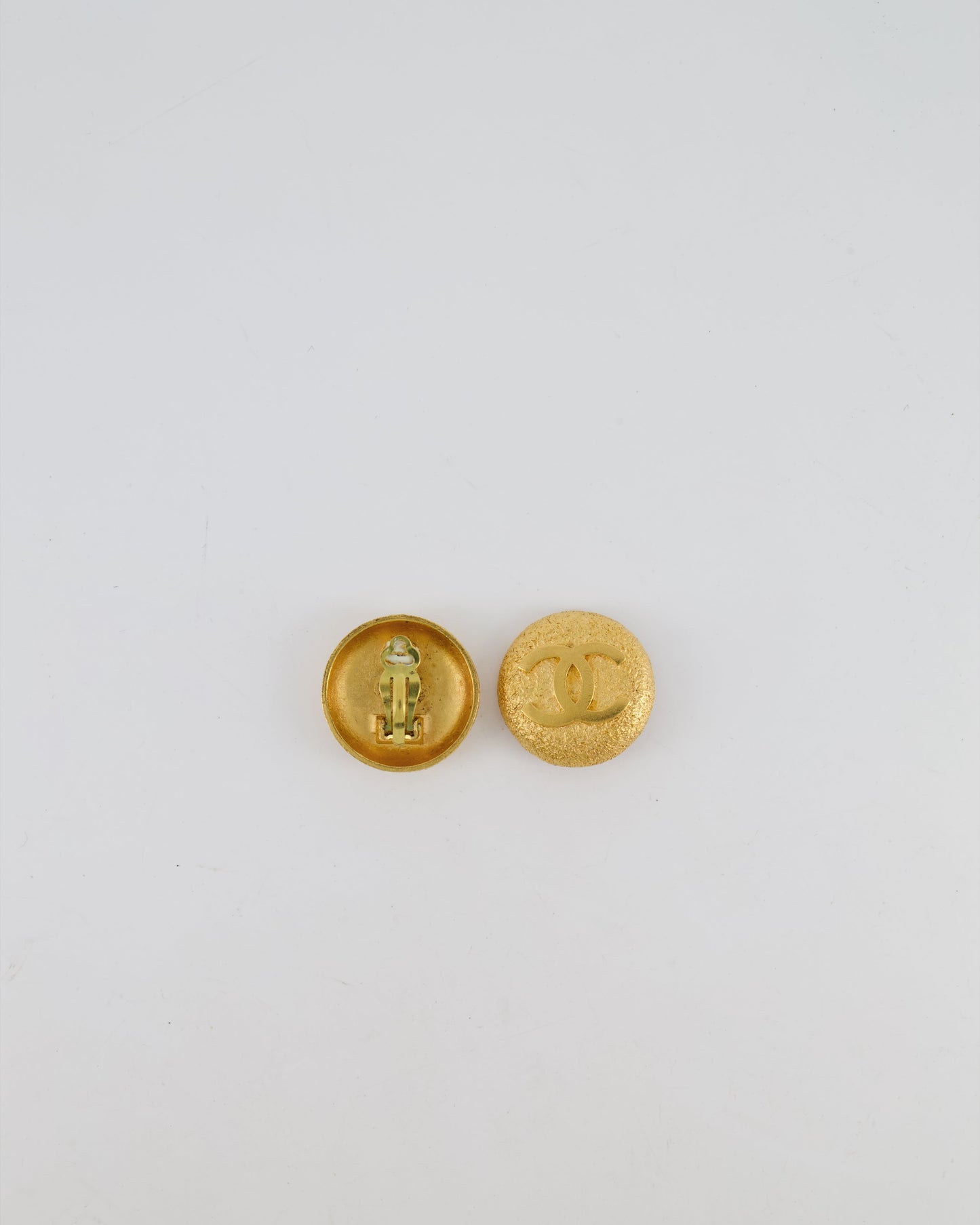 Chanel 95A Vintage Gold Grained Round Clip-On Earrings with Gold CC Logo