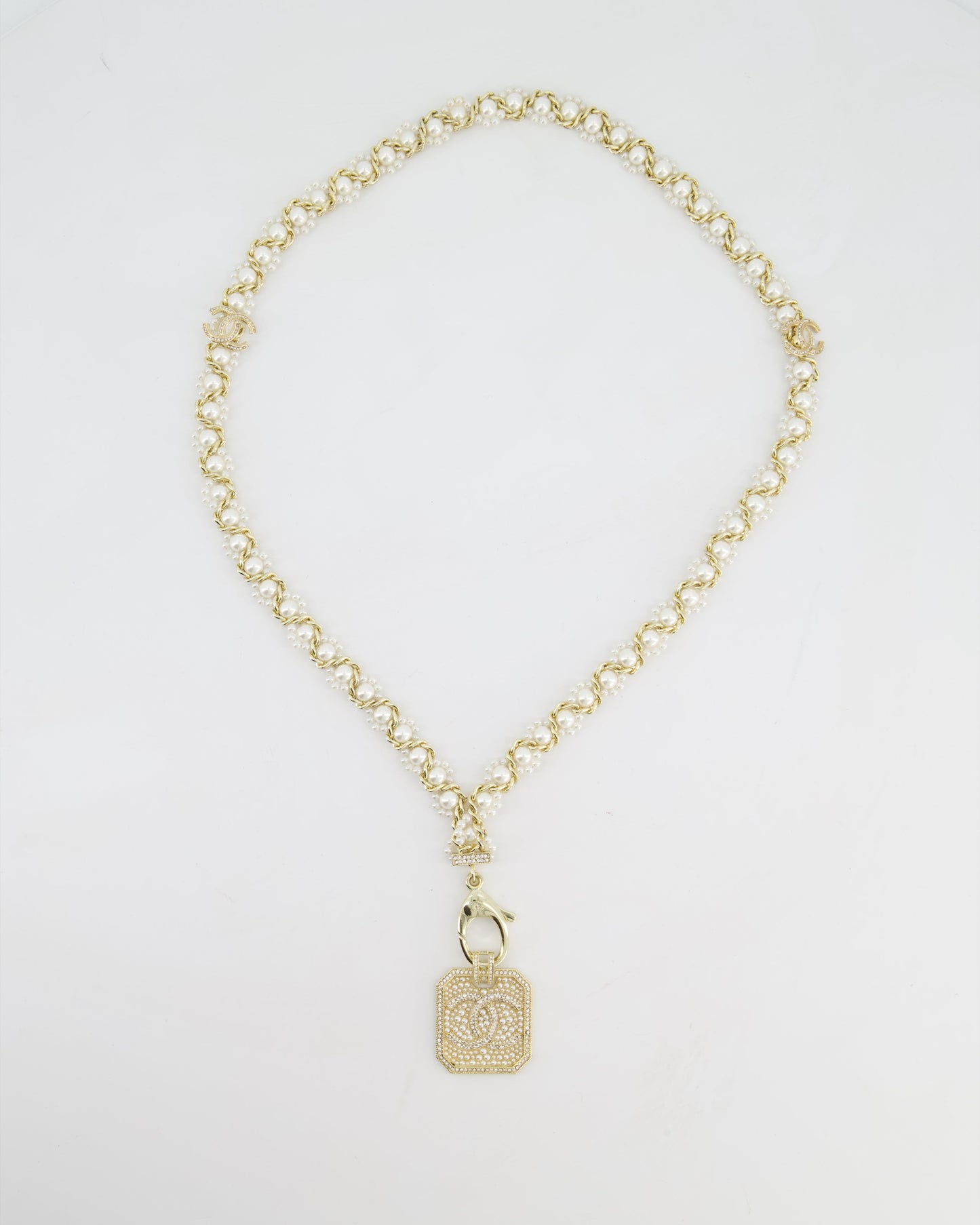 Chanel 21/A Métiers d’Art Champagne Gold Medallion CC Pearl Necklace
