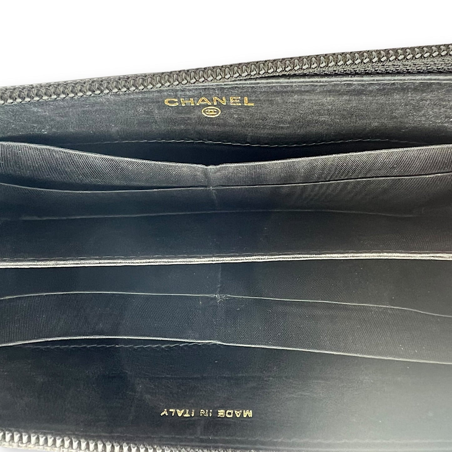 CC Zipped Black Wallet in Caviar Leather, Gold hardware