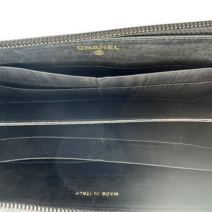 CC Zipped Black Wallet in Caviar Leather, Gold hardware