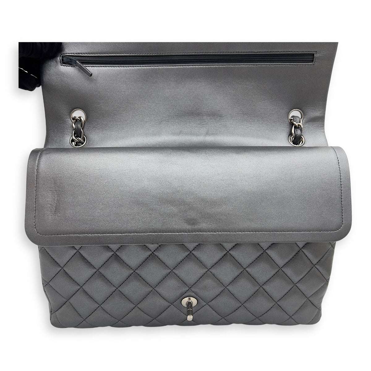 Classic Shoulder Bag Maxi Silver in Lambskin, Silver hardware