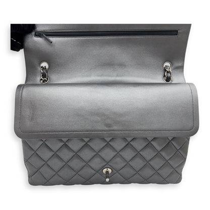 Classic Shoulder Bag Maxi Silver in Lambskin, Silver hardware