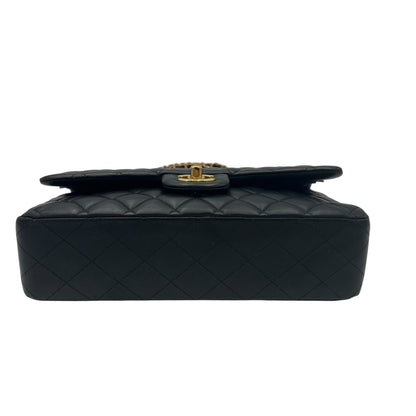 Classic Shoulder Bag Medium Black in Lambskin, Gold hardware