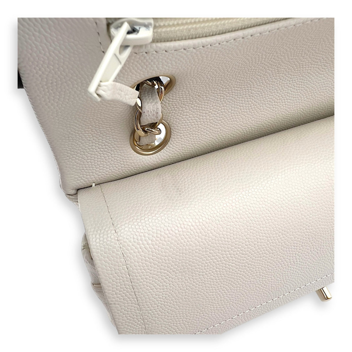Classic Shoulder Bag White in Caviar Leather, Light Gold hardware