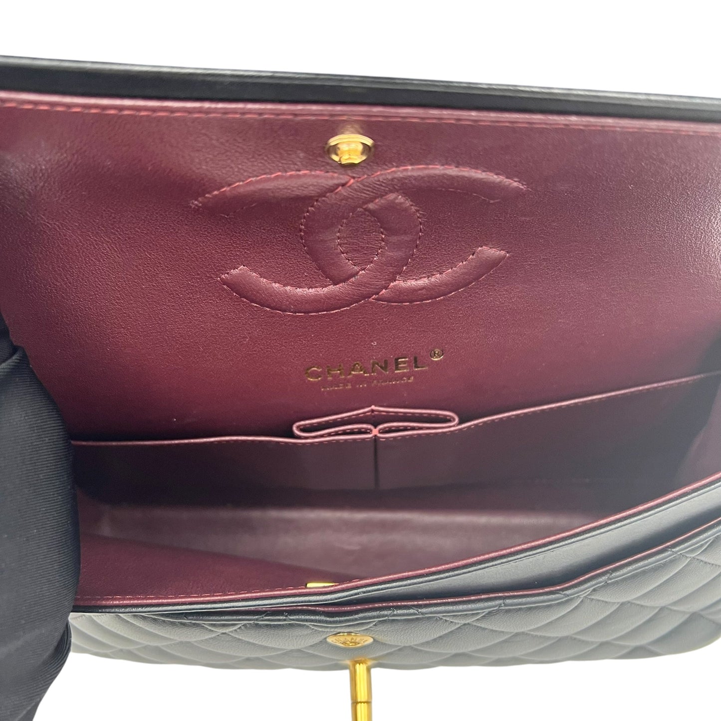 Classic Shoulder Bag Medium Black in Lambskin, Gold hardware