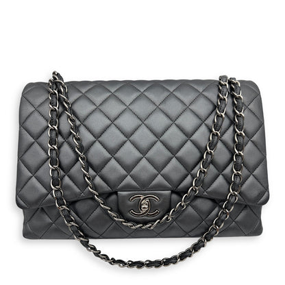 Classic Shoulder Bag Maxi Silver in Lambskin, Silver hardware