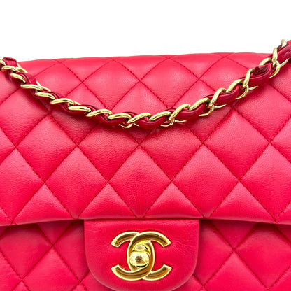 Classic Medium Red Shoulder Bag in Lambskin, Gold hardware