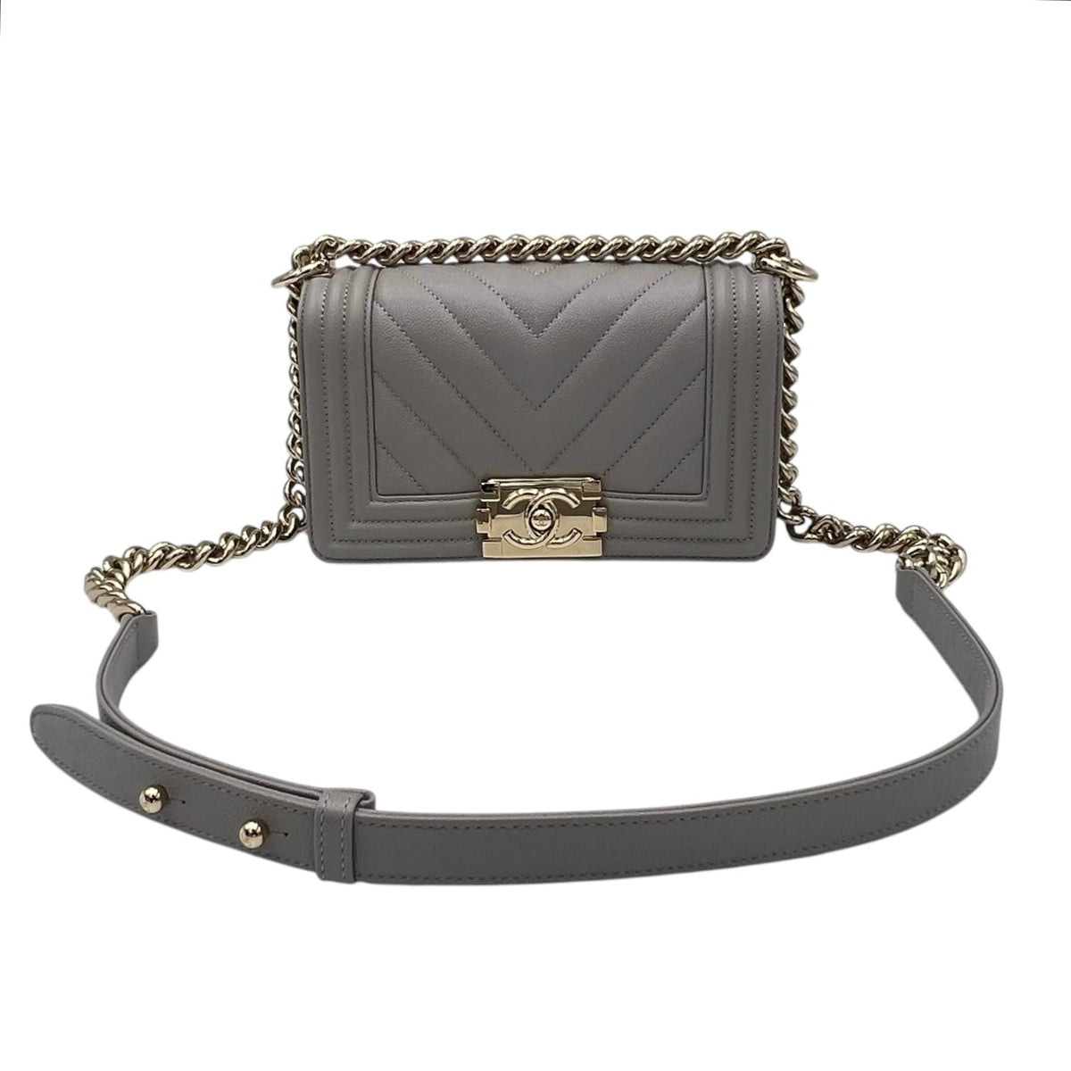 Chevron Quilted Boy Small Grey Shoulder Bag in Caviar Leather, Gold hardware