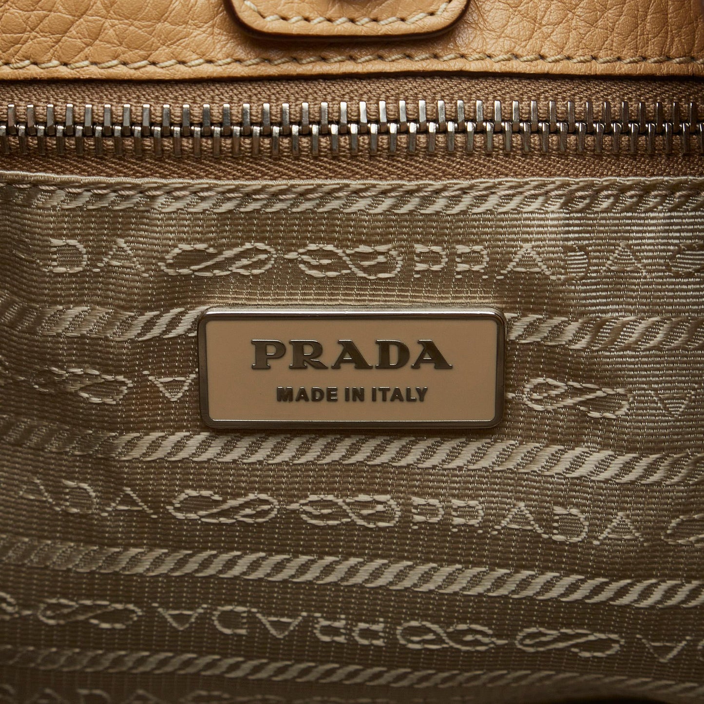 Prada Vitello Daino Shoulder Bag (SHG-eyYWoT)